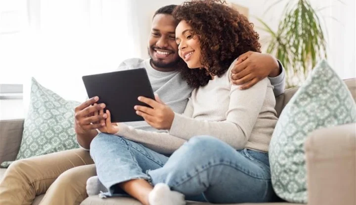 Man and woman looking at an iPad - Hotel Booking Engine - Sabre Hospitality