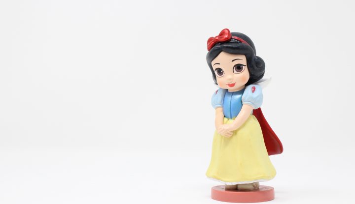 Snow white figurine
