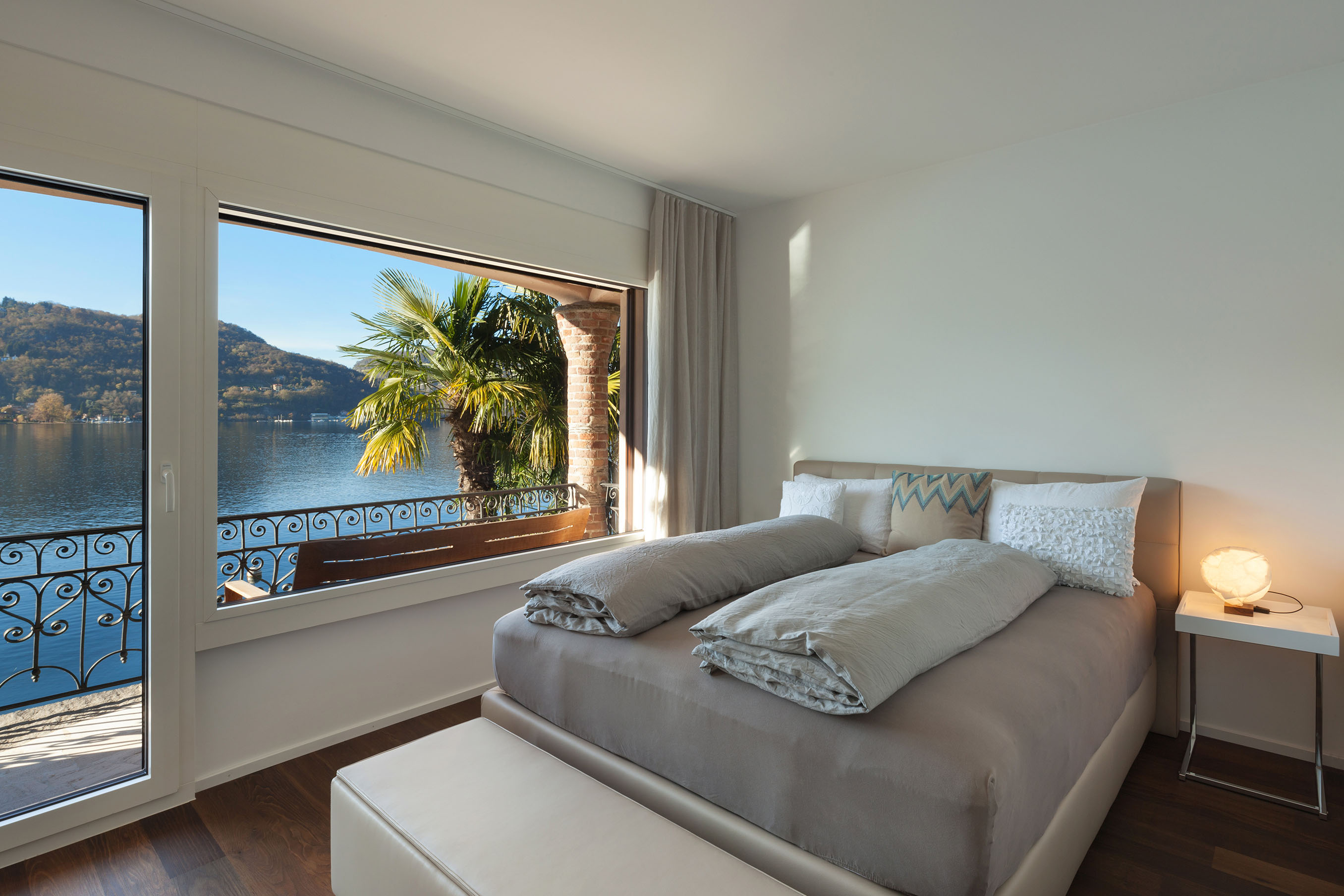 Hotel room on lake